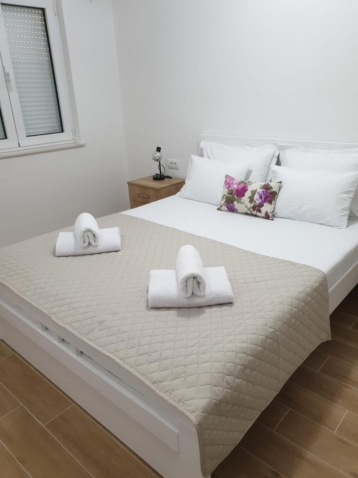 Apartment Waterfront Petrovina *